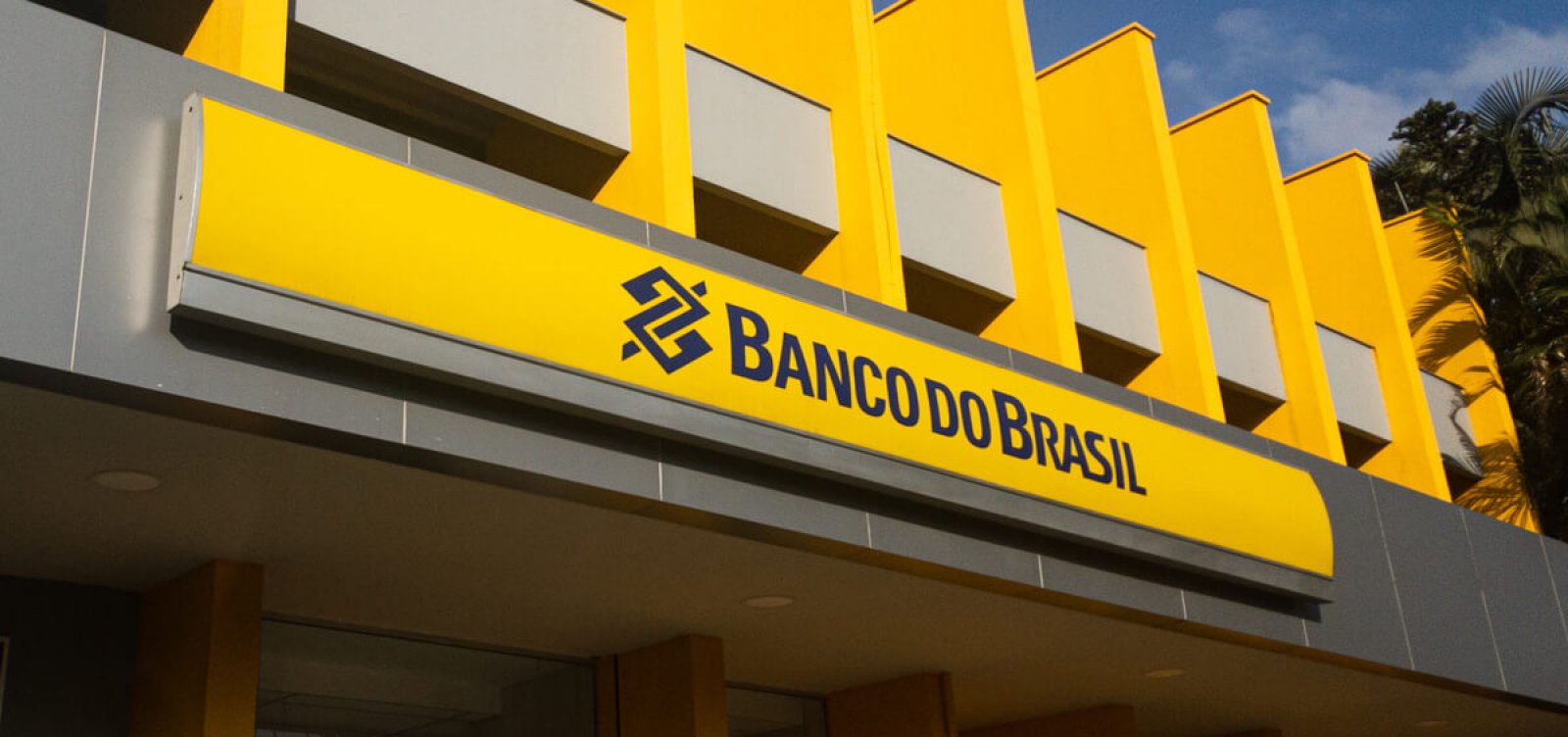 Fachada do prédio do Banco do Brasil, nas cores amarelo com escritas em azul
