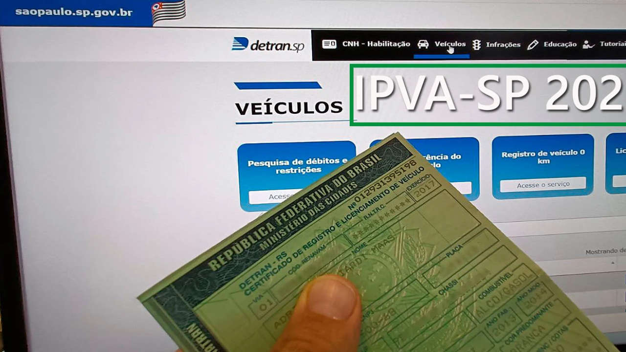 Pessoa segurando documento em frente a tela do computador com a página do Detran de São Paulo